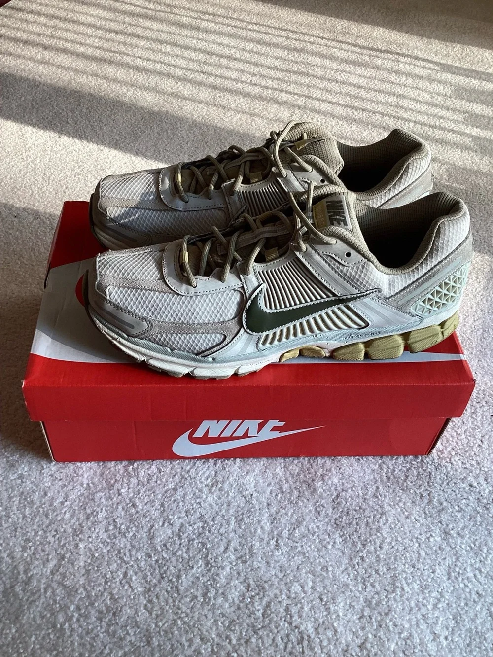 Nike Zoom Vomero 5 Mens Running Shoes Light Bone Olive Size 12 FV0397-001